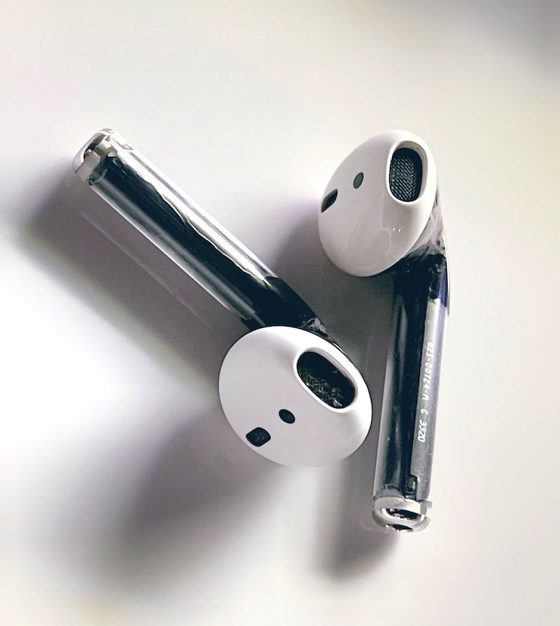 Прозрачные прототипы AirPods и адаптера питания мощностью 29 Вт на фотографиях