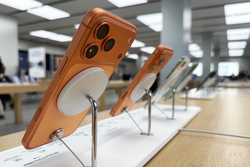Apple змінила фірмові MagSafe-підставки в магазинах, щоб запобігти слідам на iPhone 17